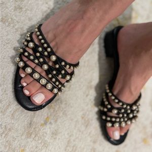 Uterque black sandals with white pearls